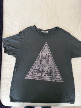 Letluv Women's Black Def Leppard Graphic Tee - Short Sleeve